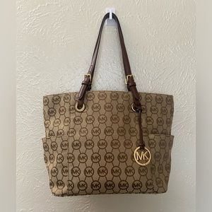MICHAEL MICHAEL KORS MONOGRAM SHOULDER BAG